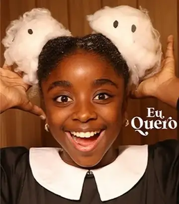 Menina modelo da Agência Vogue sorrindo em campanha de moda infantil