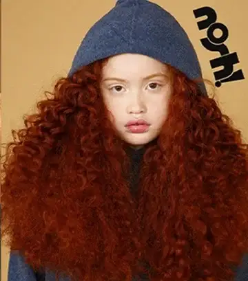 Menina ruiva de cabelos cacheados em campanha de moda