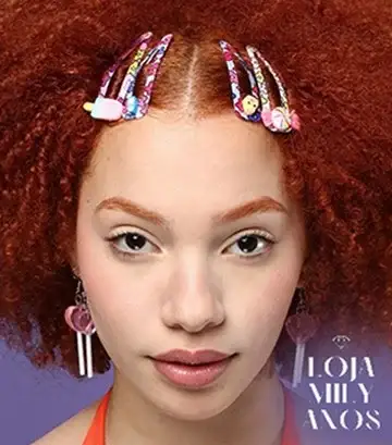 Menina modelo com presilhas coloridas em campanha de acessórios